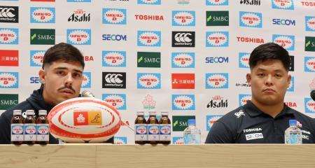 　オーストラリア代表戦に向けた前日練習後に記者会見するラグビー日本代表の小林賢（右）とライリー＝２４日、国立競技場