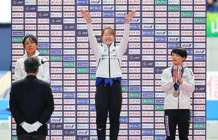 　女子５００メートルを制し、表彰式で笑顔の吉田雪乃。左は２位の高木美帆、右は３位の山田梨央