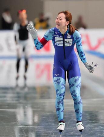 　女子５００メートルのレースを終え笑顔で声援に応える吉田雪乃