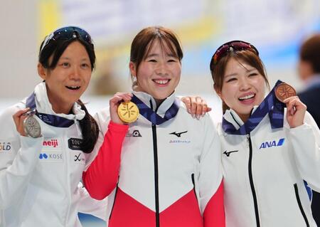 　女子３０００メートルを制し、笑顔の堀川桃香（中央）、左は２位の高木美帆、右は３位の佐藤綾乃