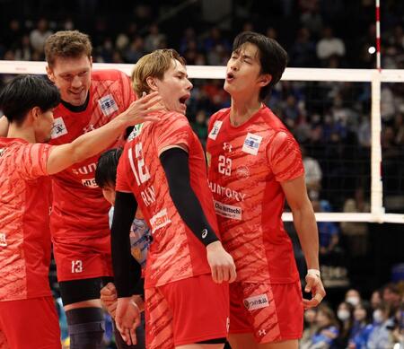 　第１セット、得点が決まり喜ぶサントリー・高橋藍（中央）ら（撮影・中田匡峻）