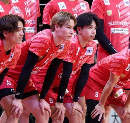 　記念撮影で引き締まった表情を見せるサントリー・高橋藍（左から２人目）＝撮影・中田匡峻