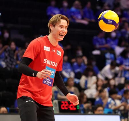 　練習するサントリー・高橋藍（撮影・中田匡峻）