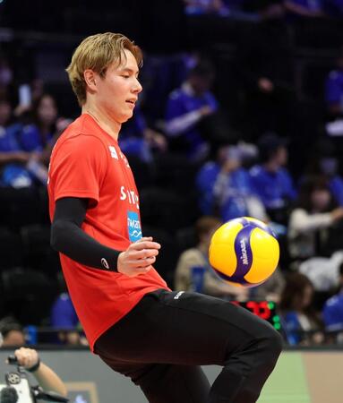 　練習するサントリー・高橋藍（撮影・中田匡峻）