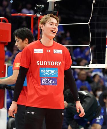 　柔らかな表情で練習するサントリー・高橋藍（撮影・中田匡峻）