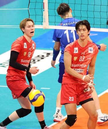 　第２セット、大阪Ｂ・西田有志（１１）にスパイクを決められ、がっくりのサントリー・高橋藍（左）＝撮影・中田匡峻