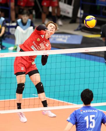 　第３セット、スパイクを打つサントリー・高橋藍（撮影・中田匡峻）