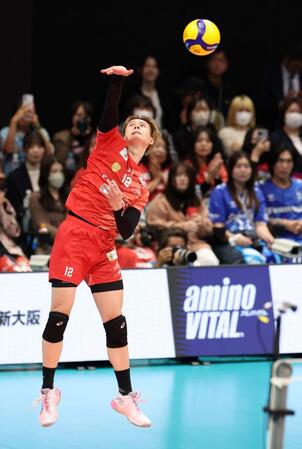 　第３セット、サーブを打つサントリー・高橋藍（撮影・中田匡峻）