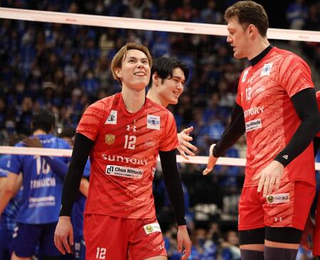 　第３セット、スパイクをブロックされ、悔しそうな表情を浮かべるサントリー・高橋藍（撮影・中田匡峻）