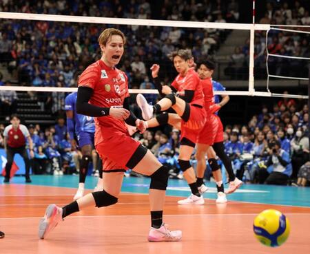 　第３セット、自信を持ってボールを見送るサントリー・高橋藍（撮影・中田匡峻）