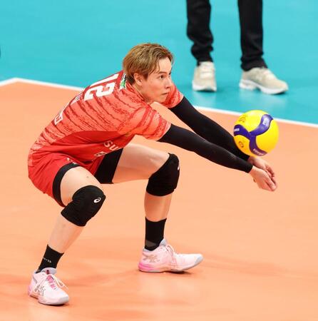 　第３セット、レシーブするサントリー・高橋藍（撮影・中田匡峻）