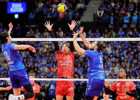 　第２セット　トスを上げる大阪Ｂ・ブリザール（右から２人目）