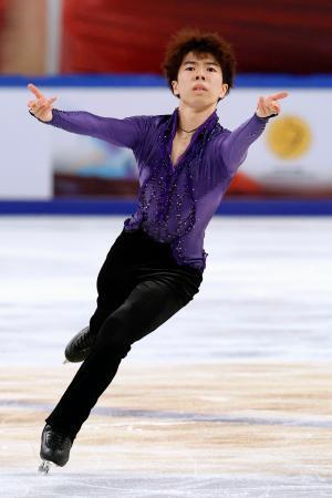 　男子ＳＰ　演技する佐藤駿＝重慶（共同）