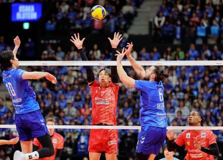 　大阪Ｂ-サントリー　第２セット　トスを上げる大阪Ｂ・ブリザール（右から２人目）＝ジーライオンアリーナ神戸