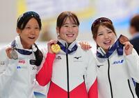 　女子３０００メートルを制し、笑顔の堀川桃香（中央）、左は２位の高木美帆、右は３位の佐藤綾乃