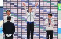 　女子５００メートルを制し、表彰式で笑顔の吉田雪乃。左は２位の高木美帆、右は３位の山田梨央