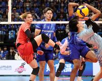 　第１セット、スパイクを放つも逆に得点を決められたサントリー・高橋藍（左）。左から２人目は大阪Ｂ・西田有志（撮影・中田匡峻）