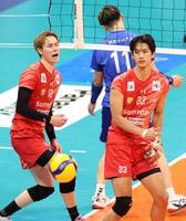 　第２セット、大阪Ｂ・西田有志（１１）にスパイクを決められ、がっくりのサントリー・高橋藍（左）＝撮影・中田匡峻