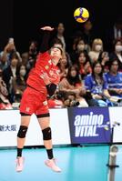 　第３セット、サーブを打つサントリー・高橋藍（撮影・中田匡峻）