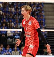 　第１セット、仲間を鼓舞するサントリー・高橋藍（撮影・中田匡峻）