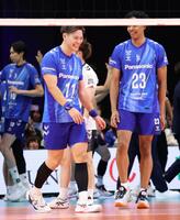 　試合に勝利し、笑顔を見せる大阪Ｂ・西田有志（左）＝撮影・中田匡峻