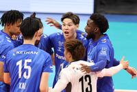 　第３セット、仲間に声をかける大阪Ｂ・西田有志（中央）＝撮影・中田匡峻