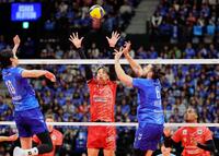 　第２セット　トスを上げる大阪Ｂ・ブリザール（右から２人目）