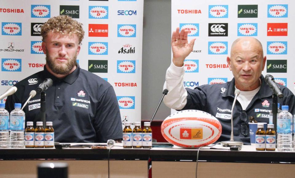 　記者会見するラグビー日本代表のジョーンズＨＣ（右）とディアンズ