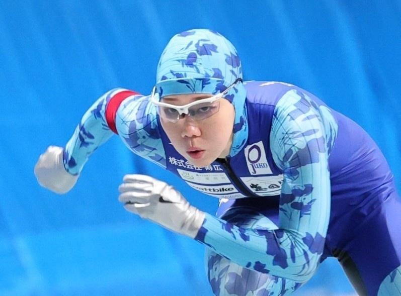 　女子５００メートルで滑走する吉田雪乃