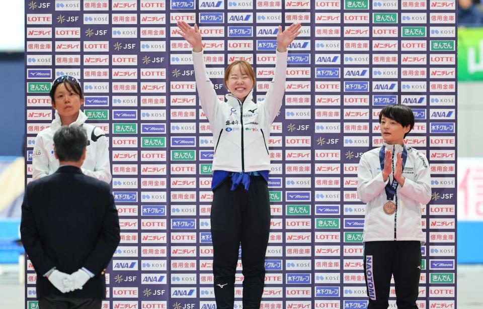 　女子５００メートルを制し、表彰式で笑顔の吉田雪乃。左は２位の高木美帆、右は３位の山田梨央
