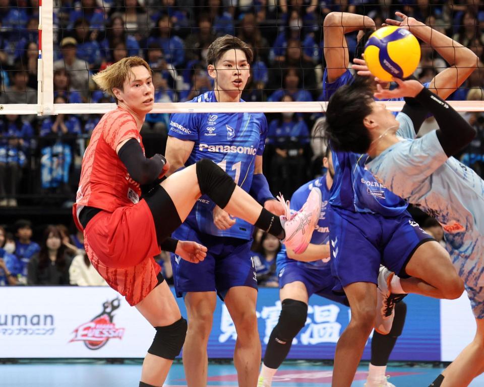 　第１セット、スパイクを放つも逆に得点を決められたサントリー・高橋藍（左）。左から２人目は大阪Ｂ・西田有志（撮影・中田匡峻）