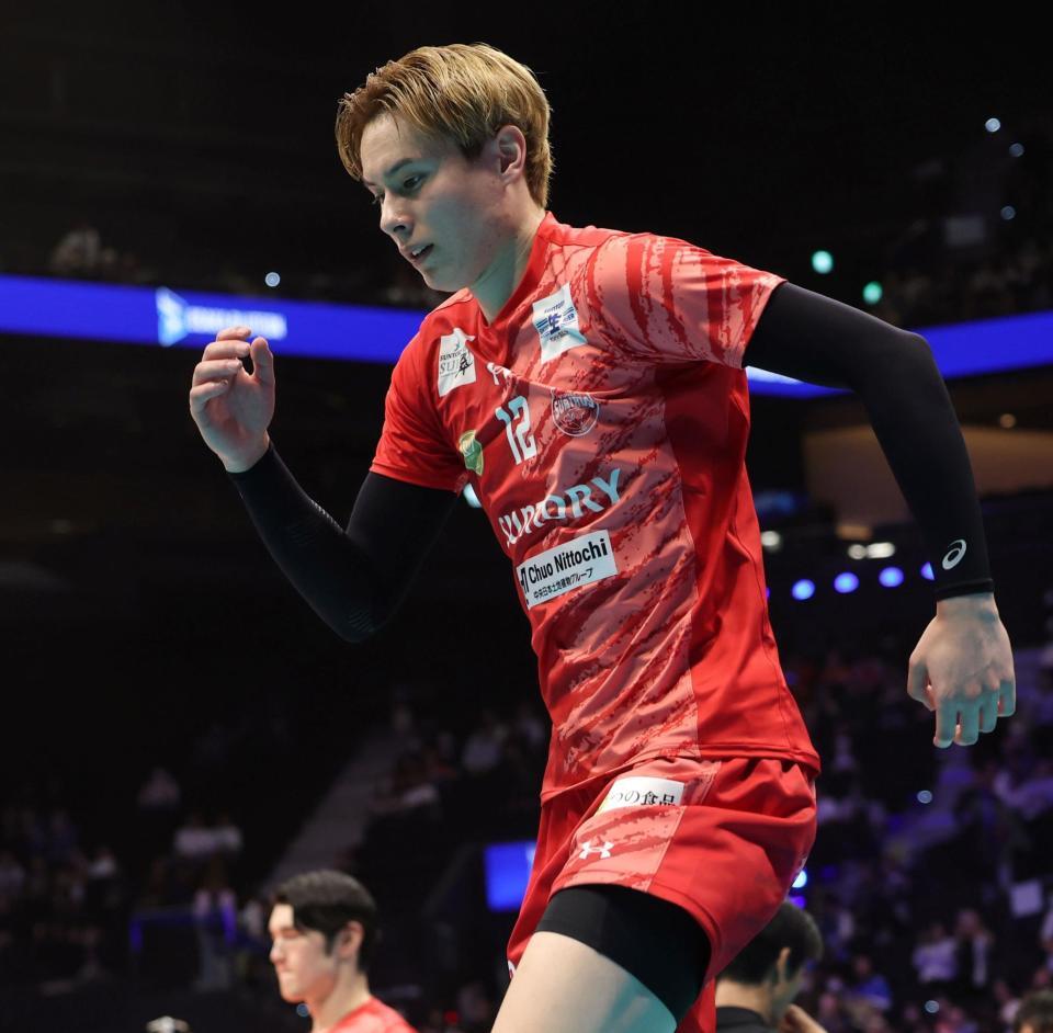 　アップをするサントリー・高橋藍（撮影・中田匡峻）