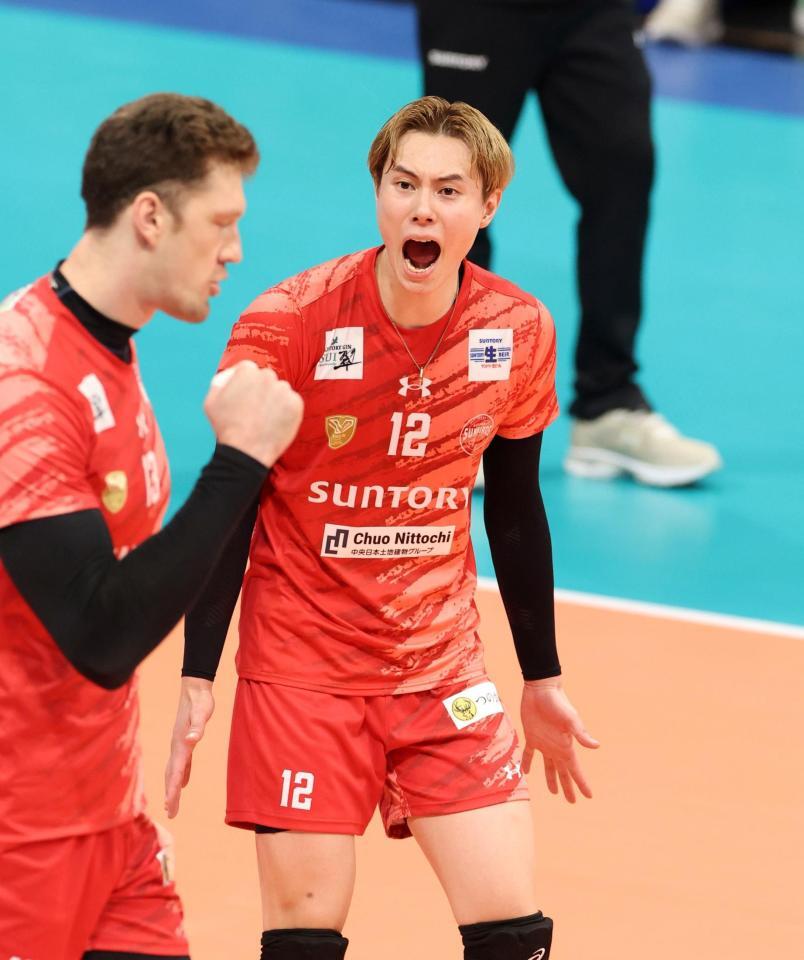 　第３セット、得点が入りほえるサントリー・高橋藍（右）＝撮影・中田匡峻