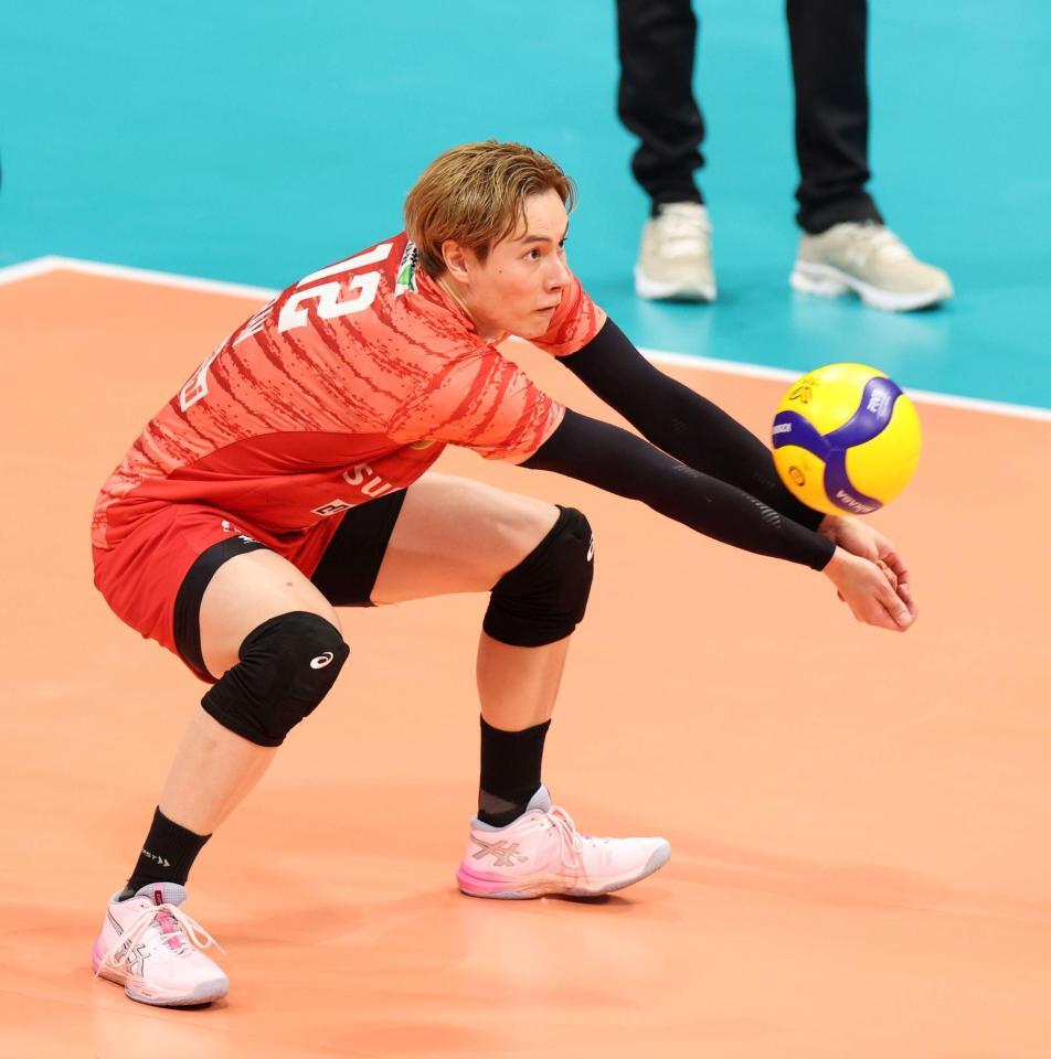 　第３セット、レシーブするサントリー・高橋藍（撮影・中田匡峻）