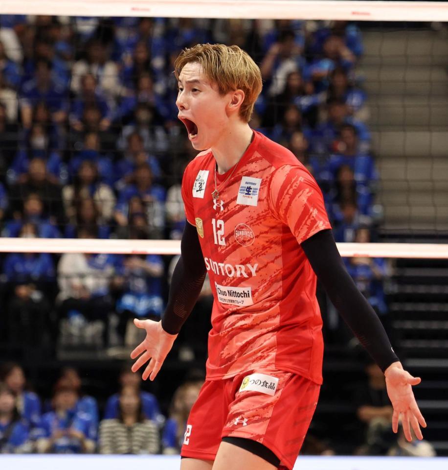 　第１セット、仲間を鼓舞するサントリー・高橋藍（撮影・中田匡峻）