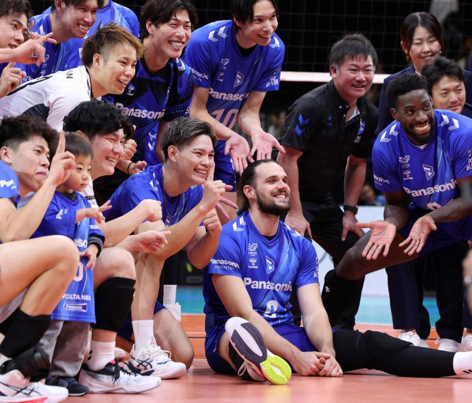 　サントリーに勝利し、仲間と笑顔を見せる大阪Ｂ・西田有志（前列中央）＝撮影・中田匡峻