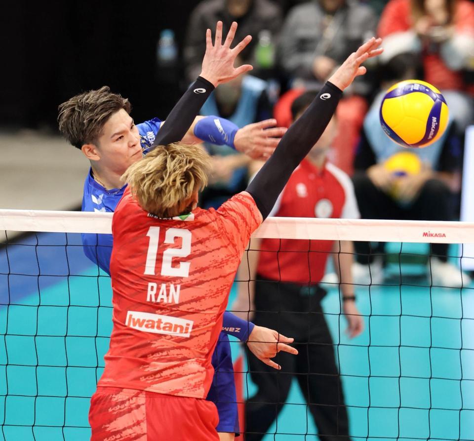 　第２セット、サントリー・高橋藍（１２）のブロックをはねのけ、スパイクを決める大阪Ｂ・西田有志（撮影・中田匡峻）