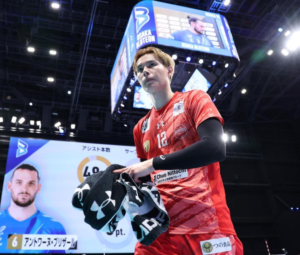 　試合に敗れ、引き揚げるサントリー・高橋藍（撮影・中田匡峻）