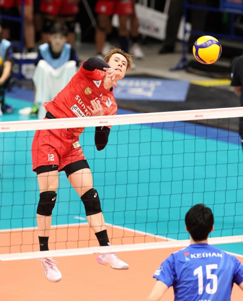 　第３セット、スパイクを打つサントリー・高橋藍（撮影・中田匡峻）