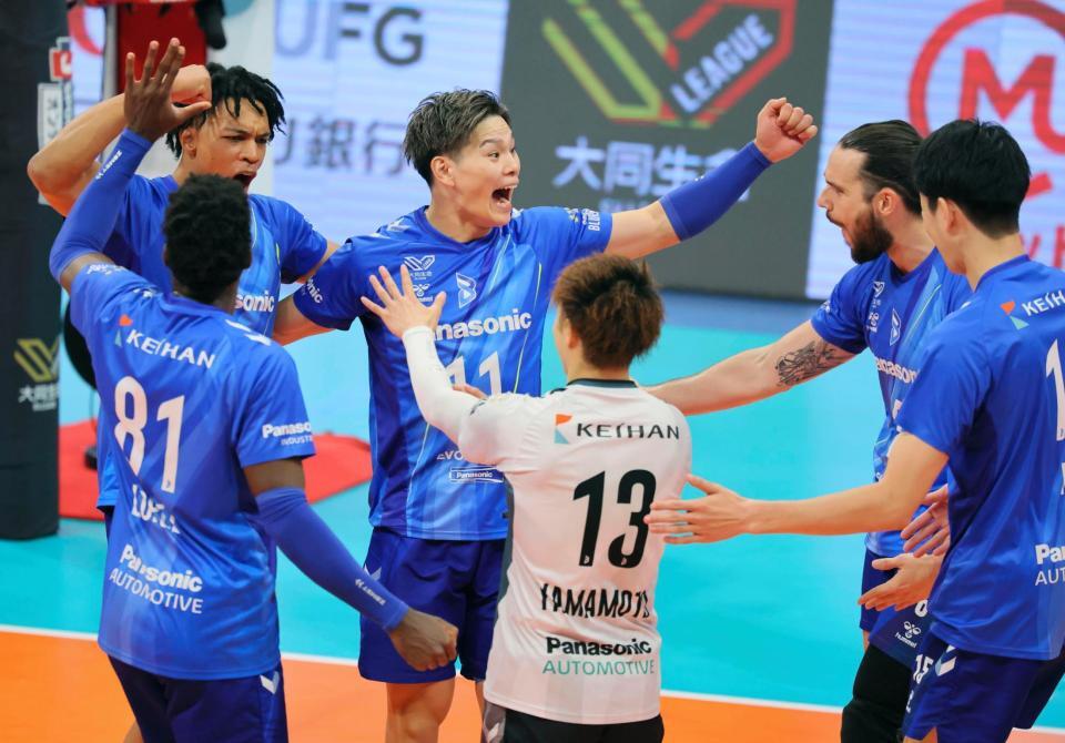 　第１セット　ポイントを奪い、喜ぶ西田（奥中央）ら大阪Ｂの選手たち