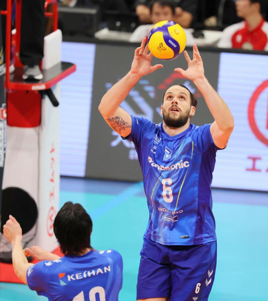 　第３セット　トスを上げる大阪Ｂ・ブリザール