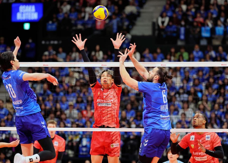 　第２セット　トスを上げる大阪Ｂ・ブリザール（右から２人目）