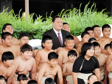 　参加したちびっ子力士と記念撮影を行う伊勢ケ浜親方