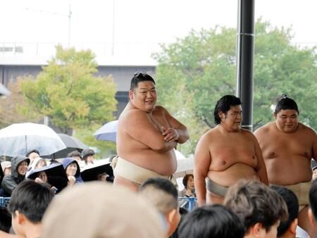 　ちびっことの稽古の合間に笑顔を見せる尊富士