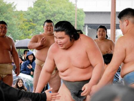 　ちびっこ相手に胸を出すオチルサイハン