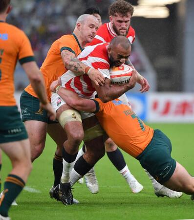 　後半、突進する日本代表のリーチ・マイケル（中央）＝撮影・開出牧