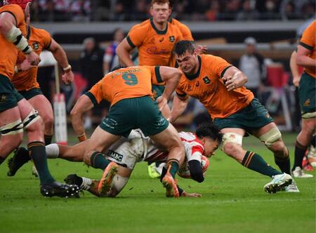 　後半、ゴールへ攻め込む日本代表・藤原忍（撮影・開出牧）