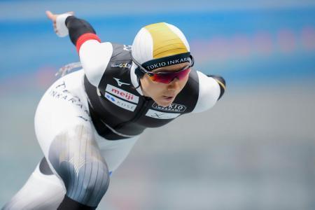 　女子１０００メートルで滑走する高木美帆。１分１４秒７４で９連覇を果たした＝長野市エムウェーブ