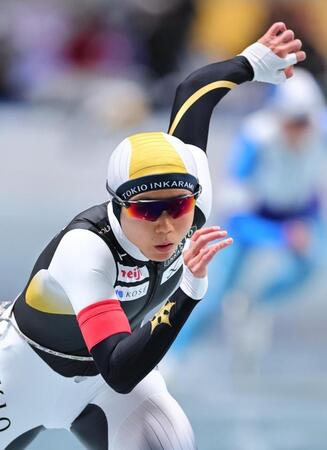 　女子１０００メートルで滑走する高木美帆