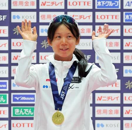 　女子１０００メートルで優勝し表彰台で笑顔の高木美帆